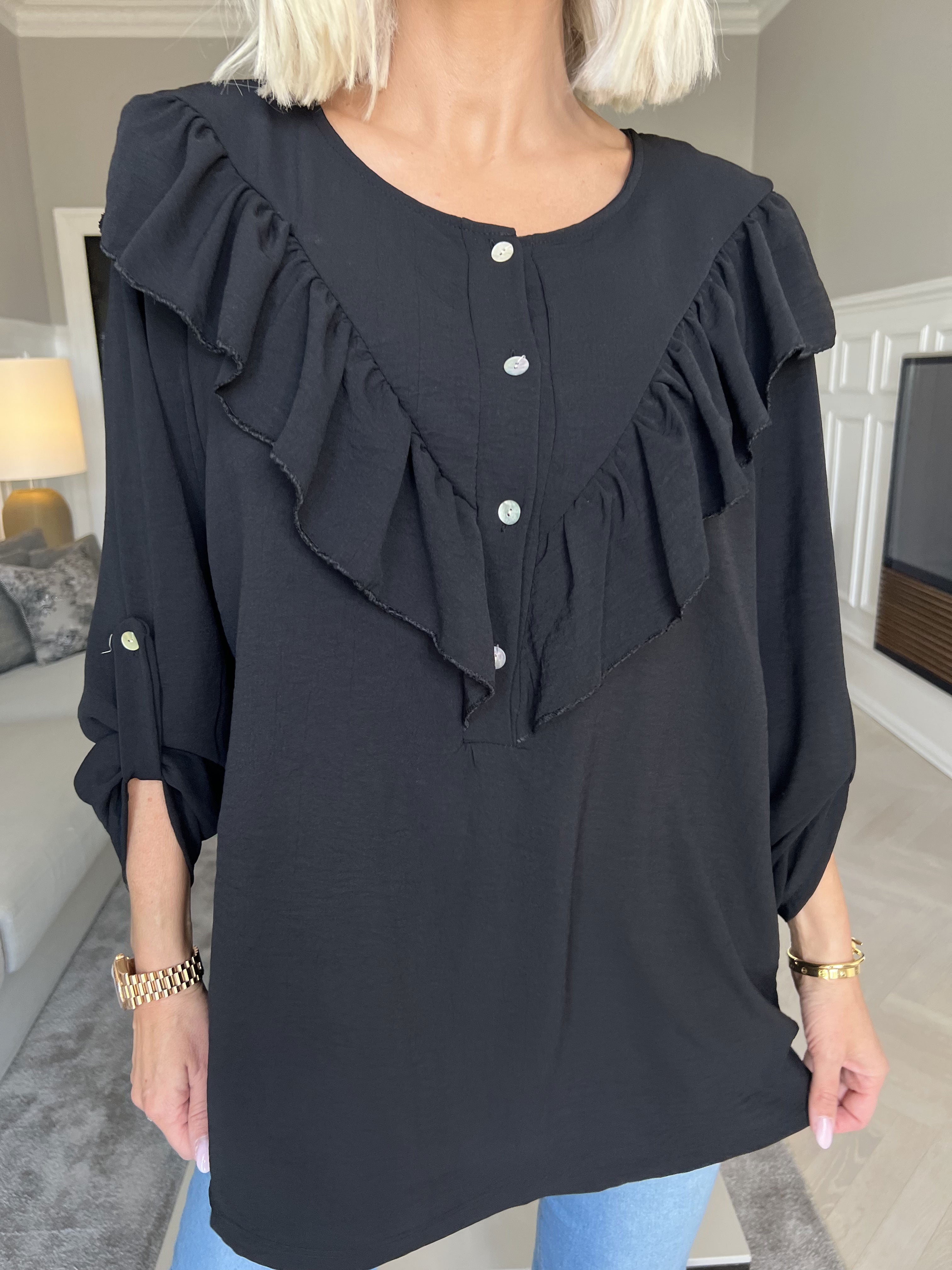 Nicola - Söt blus med volanger och knappar